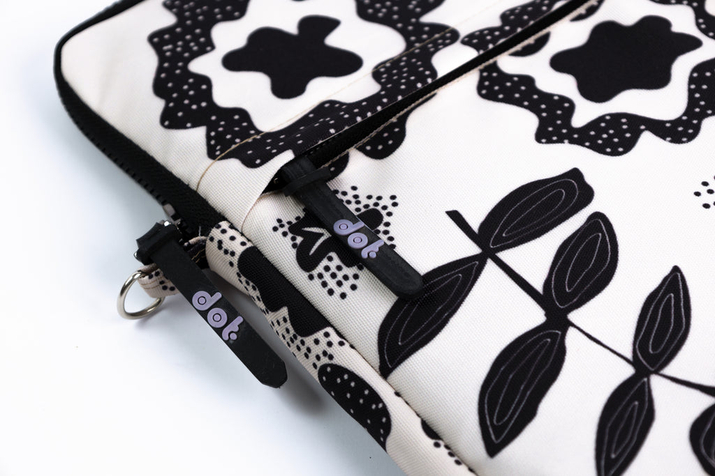 Leaves 15.6 inch Laptop Sleeve - dotgallery